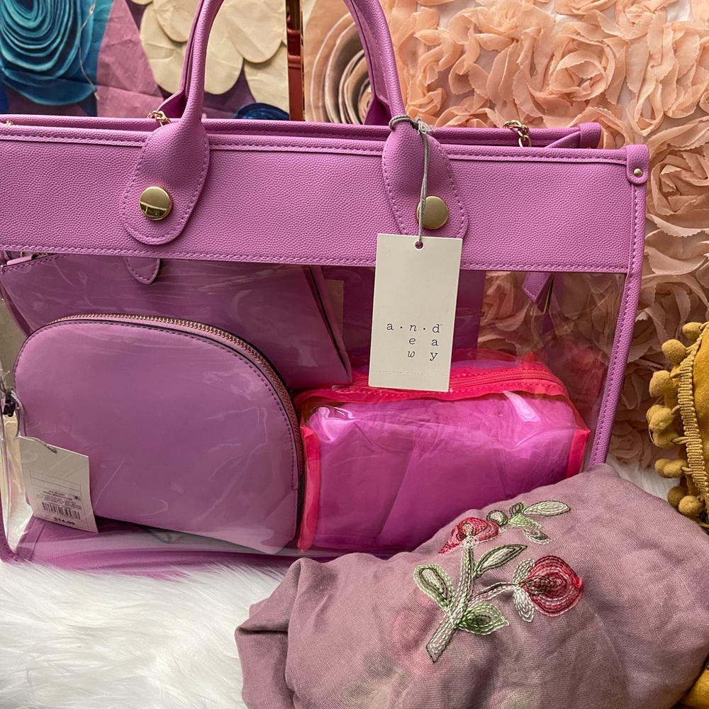 This gorgeous tote is several beautiful pieces in one! The perfect gift for 💗